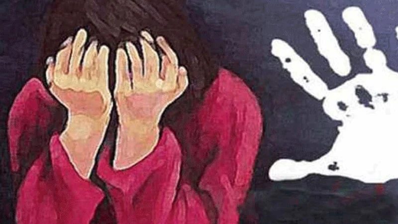 ৭ বছ‌রের মে‌য়ে‌কে ধর্ষণের অভিযোগ সৎ বাবার বিরুদ্ধে, গণধোলাই দিয়ে পুলিশে সোপর্দ